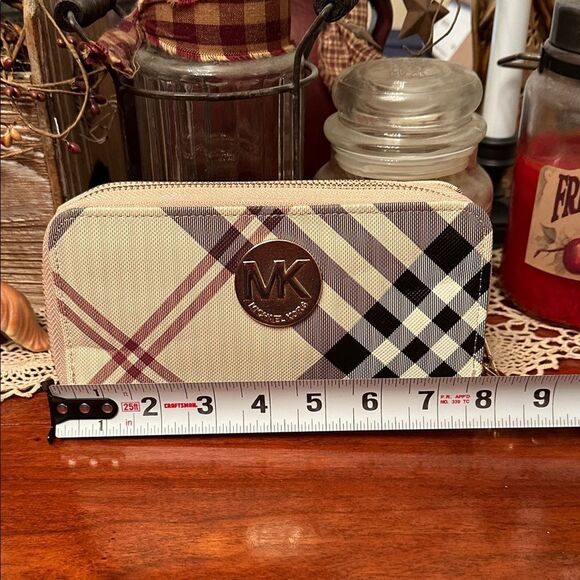 Michael Kors Beige and Black Checkered Wallet - Picture 2 of 6